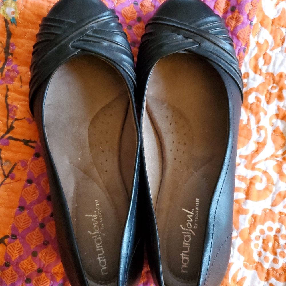 Women's size 8M naturalizer flats